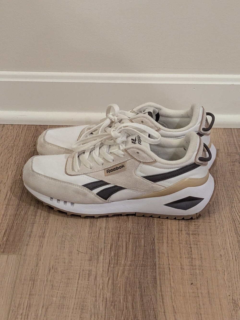 Reebok Forte Racer Women's Size 9 Cream White Suede Casual Sneakers Shoes